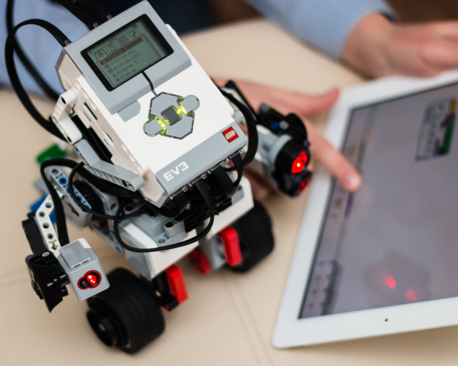 Educational robot controlled from a tablet